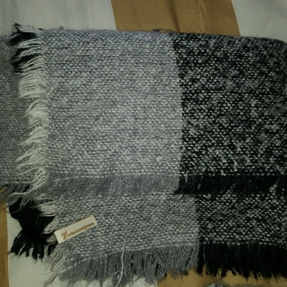 Gray and black comfy scarf